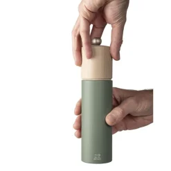 Peugeot Boreal Manuele pepermolen in hout, 21cm, Varengroen