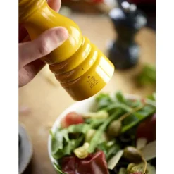 Peugeot Paris u'Select Manuele zoutmolen u'Select in gelakt hout, saffraangeel, 18 cm