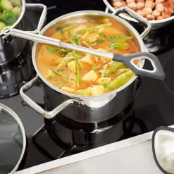 Rösle Kooklepel met ronde handgreep en gat 32,9cm RVS met siliconen rand