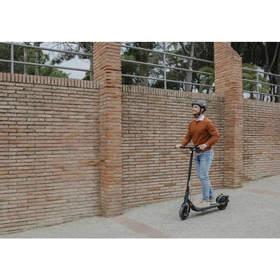 Segway-Ninebot Kickscooter F2 Plus E Powered by Segway - E-step - Actieradius: 55km - Snelheid: 25km/h