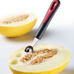 Westmark Gallant meloenschepje uit rvs en kunststof zwart en rood 17.3x2.7x2cm